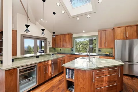 Kitchen - 1627 NW Summit Dr, Bend, OR 97703 photo 3 of 19