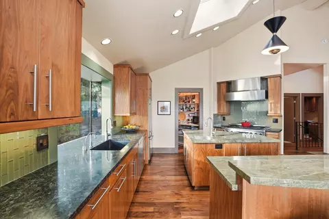 Kitchen - 1627 NW Summit Dr, Bend, OR 97703 photo 16 of 19
