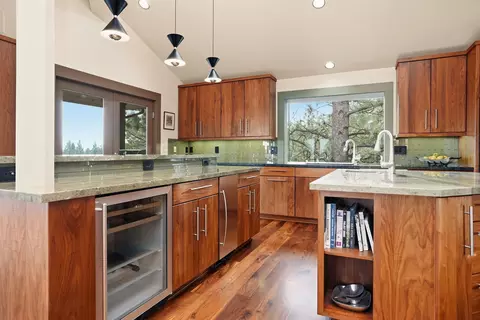 Kitchen - 1627 NW Summit Dr, Bend, OR 97703 photo 12 of 19