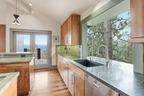 Kitchen - 1627 NW Summit Dr, Bend, OR 97703 photo 17 of 19
