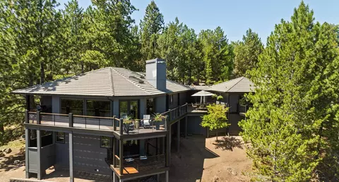 Exterior - 1627 NW Summit Dr, Bend, OR 97703 photo 2 of 4