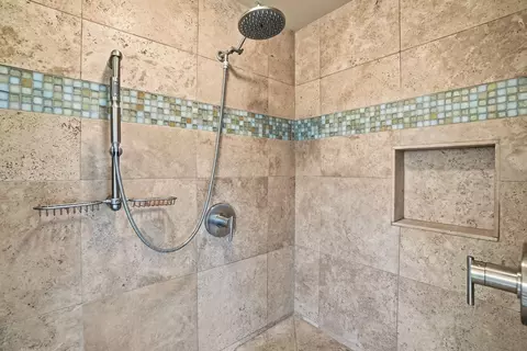 Bath - 1627 NW Summit Dr, Bend, OR 97703 photo 3 of 8