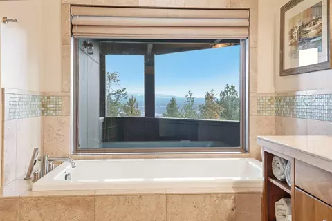 Bath - 1627 NW Summit Dr, Bend, OR 97703 photo 4 of 8