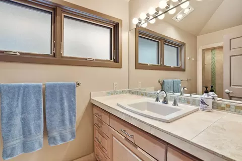 Bath - 1627 NW Summit Dr, Bend, OR 97703 photo 7 of 8