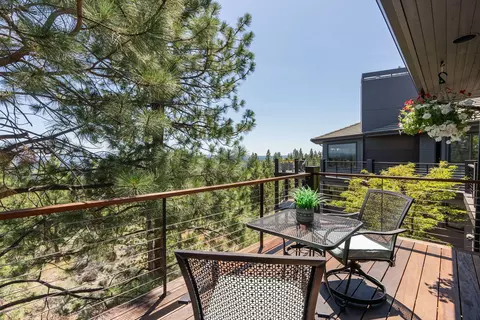 Exterior - 1627 NW Summit Dr, Bend, OR 97703 photo 4 of 4