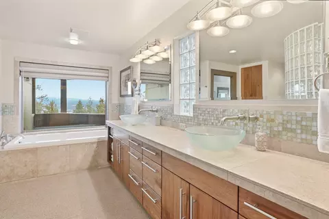 Bath - 1627 NW Summit Dr, Bend, OR 97703 photo 5 of 8