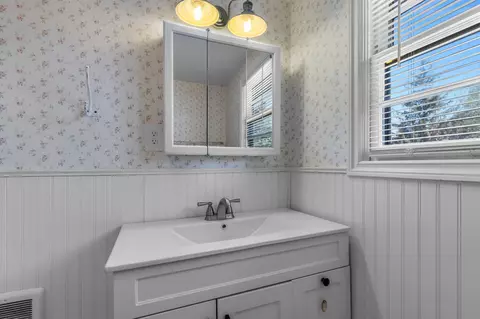Bath - 924 NE 9th St, Bend, OR 97701 photo 2 of 2