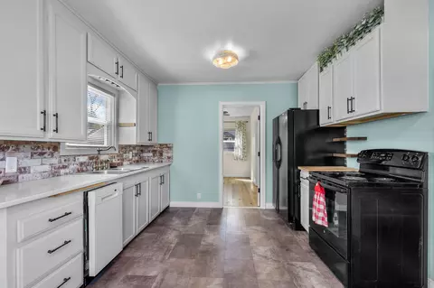 Kitchen - 924 NE 9th St, Bend, OR 97701 photo 2 of 4