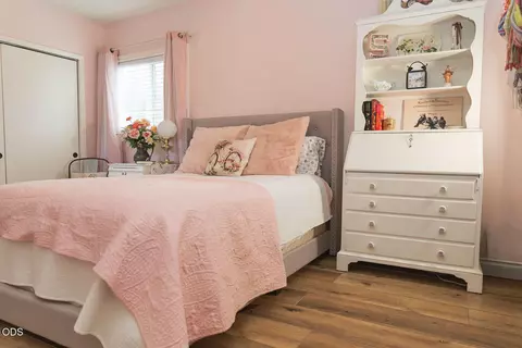 Bedroom - 924 NE 9th St, Bend, OR 97701 photo 8 of 10