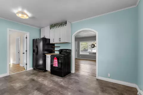 Entry Way - 924 NE 9th St, Bend, OR 97701 photo 1 of 2