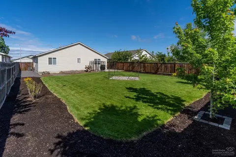 2940 NW 9th Ln, Redmond, OR 97756