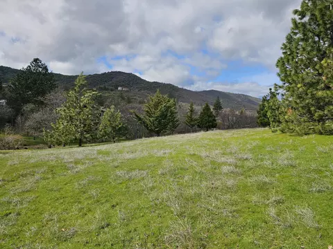 483 Strawberry Ln, Ashland, OR 97520