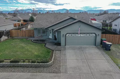 2460 Jeremy St, Central Point, OR 97502