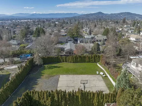 840 NE Tokay Hts, Grants Pass, OR 97526