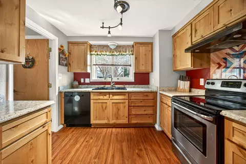 Kitchen - 318 S Buchanan Ave, Eagle Point, OR 97524 photo 4 of 6