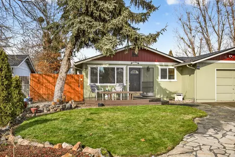 Exterior - 318 S Buchanan Ave, Eagle Point, OR 97524 photo 2 of 17