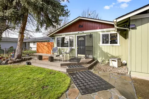 Exterior - 318 S Buchanan Ave, Eagle Point, OR 97524 photo 3 of 17