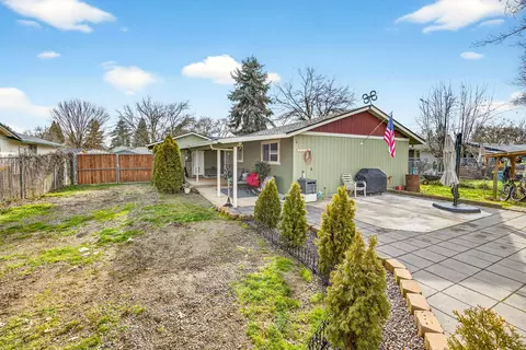 Exterior - 318 S Buchanan Ave, Eagle Point, OR 97524 photo 10 of 17