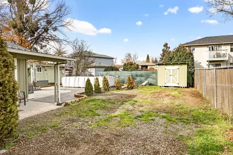 Exterior - 318 S Buchanan Ave, Eagle Point, OR 97524 photo 8 of 17