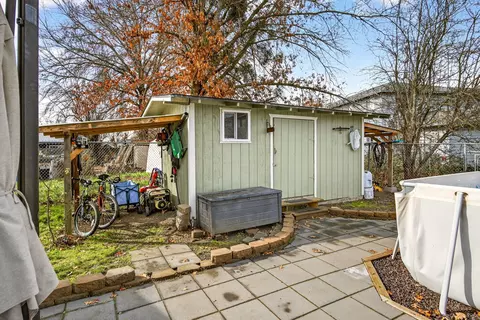 Exterior - 318 S Buchanan Ave, Eagle Point, OR 97524 photo 13 of 17