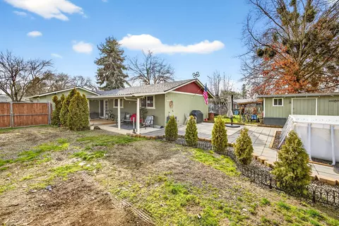 Exterior - 318 S Buchanan Ave, Eagle Point, OR 97524 photo 11 of 17