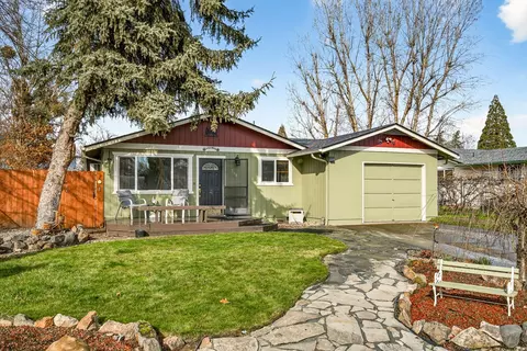 318 S Buchanan Ave, Eagle Point, OR 97524