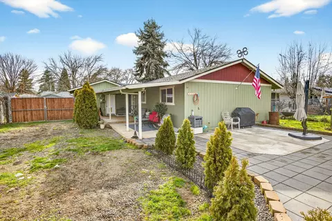 Exterior - 318 S Buchanan Ave, Eagle Point, OR 97524 photo 9 of 17