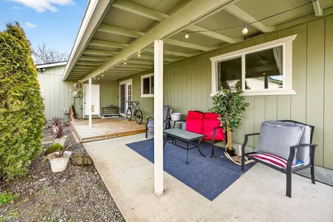 Exterior - 318 S Buchanan Ave, Eagle Point, OR 97524 photo 4 of 17