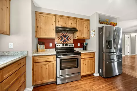Kitchen - 318 S Buchanan Ave, Eagle Point, OR 97524 photo 5 of 6