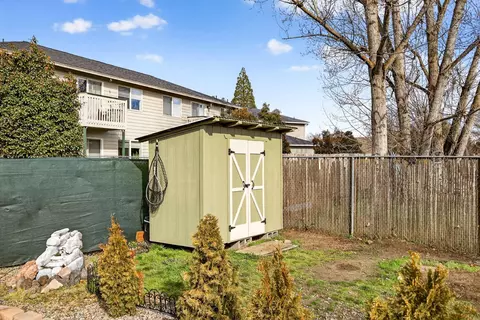 Exterior - 318 S Buchanan Ave, Eagle Point, OR 97524 photo 14 of 17