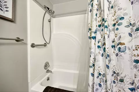 Bath - 318 S Buchanan Ave, Eagle Point, OR 97524 photo 4 of 4