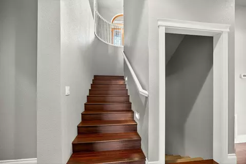 Entry Way - 817 Amerman Dr, Phoenix, OR 97535 photo 6 of 8