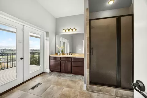 Bath - 817 Amerman Dr, Phoenix, OR 97535 photo 4 of 5