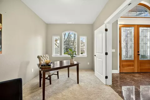 Entry Way - 817 Amerman Dr, Phoenix, OR 97535 photo 3 of 8