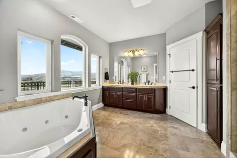 Bath - 817 Amerman Dr, Phoenix, OR 97535 photo 2 of 5