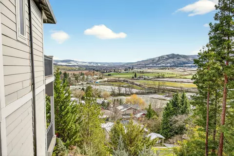 View/Area - 817 Amerman Dr, Phoenix, OR 97535 photo 1 of 5