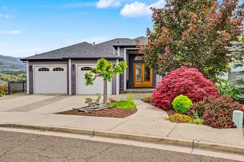 817 Amerman Dr, Phoenix, OR 97535