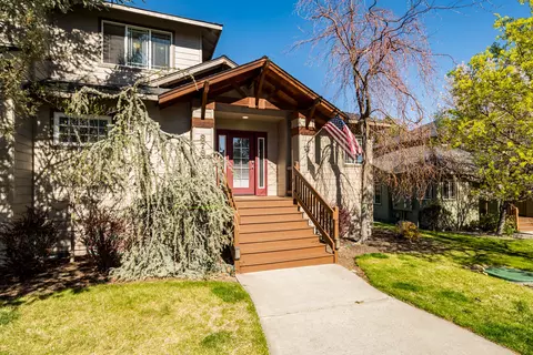 879 Golden Pheasant Dr, Redmond, OR 97756