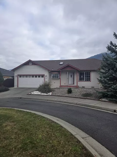 1785 SE Brookhurst Way, Grants Pass, OR 97527