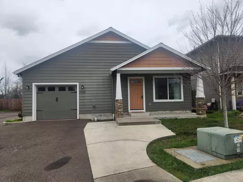 7629 Calaveras St, White City, OR 97503