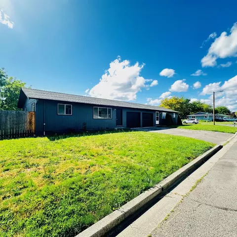 71 Tracy Ave #71 & 73, Eagle Point, OR 97524