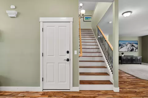 Entry Way - 512 NW Flagline Dr, Bend, OR 97703 photo 4 of 7
