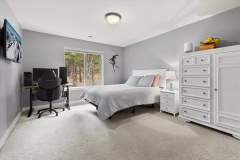 Bedroom - 512 NW Flagline Dr, Bend, OR 97703 photo 5 of 10