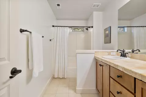 Bath - 512 NW Flagline Dr, Bend, OR 97703 photo 5 of 7