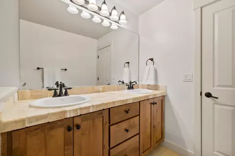 Bath - 512 NW Flagline Dr, Bend, OR 97703 photo 6 of 7