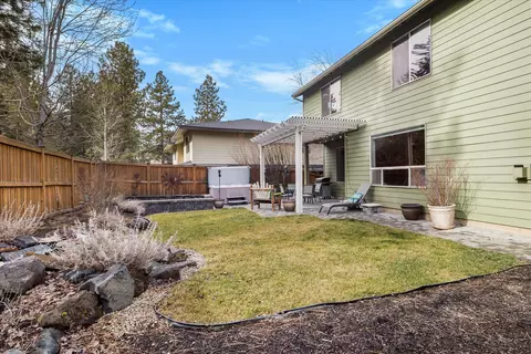 Exterior - 512 NW Flagline Dr, Bend, OR 97703 photo 3 of 7