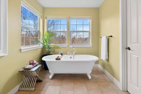 Bath - 512 NW Flagline Dr, Bend, OR 97703 photo 3 of 7