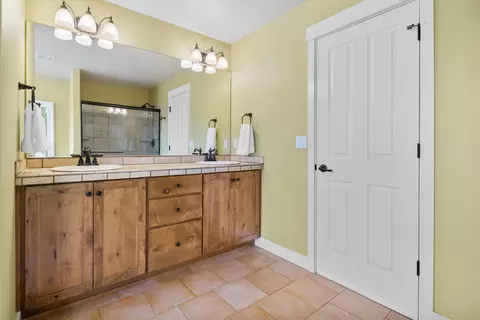 Bath - 512 NW Flagline Dr, Bend, OR 97703 photo 4 of 7