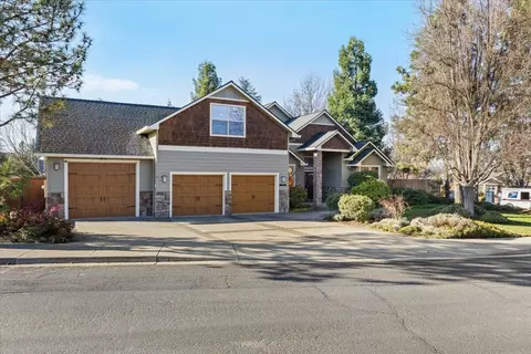 1104 Pumpkin Rdg, Eagle Point, OR 97524