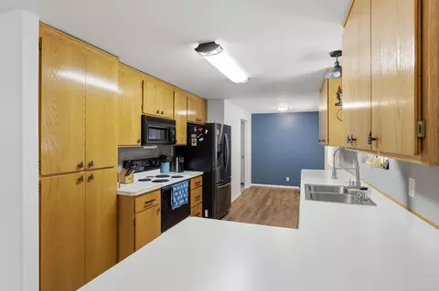 Kitchen - 1406 Circle Bar Dr, La Pine, OR 97739 photo 2 of 5